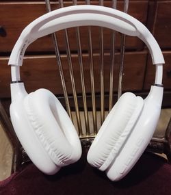 White over the ear headphones Bluetooth