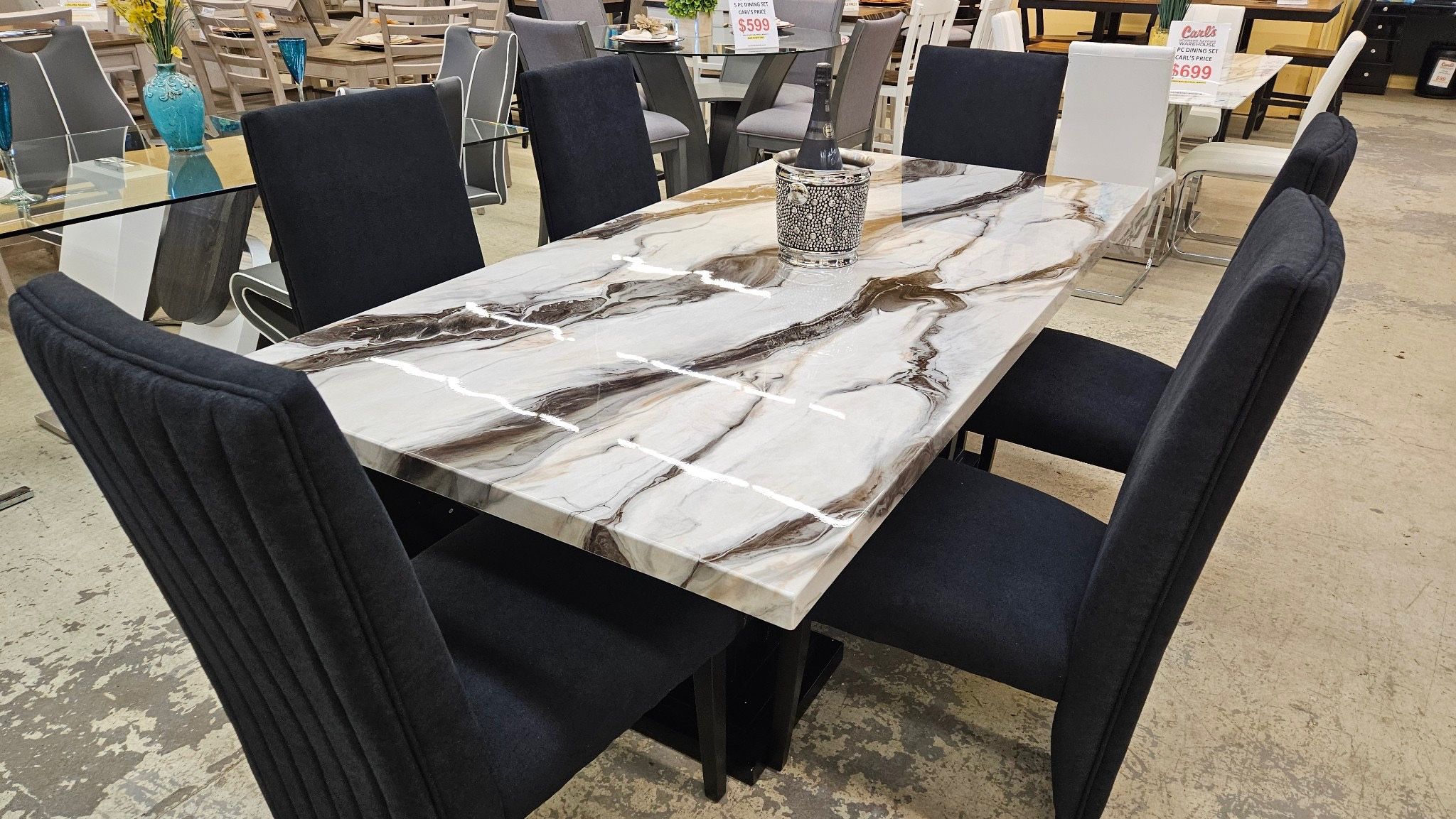 Beautiful Pedestal Dining Room Table & 4 Chairs