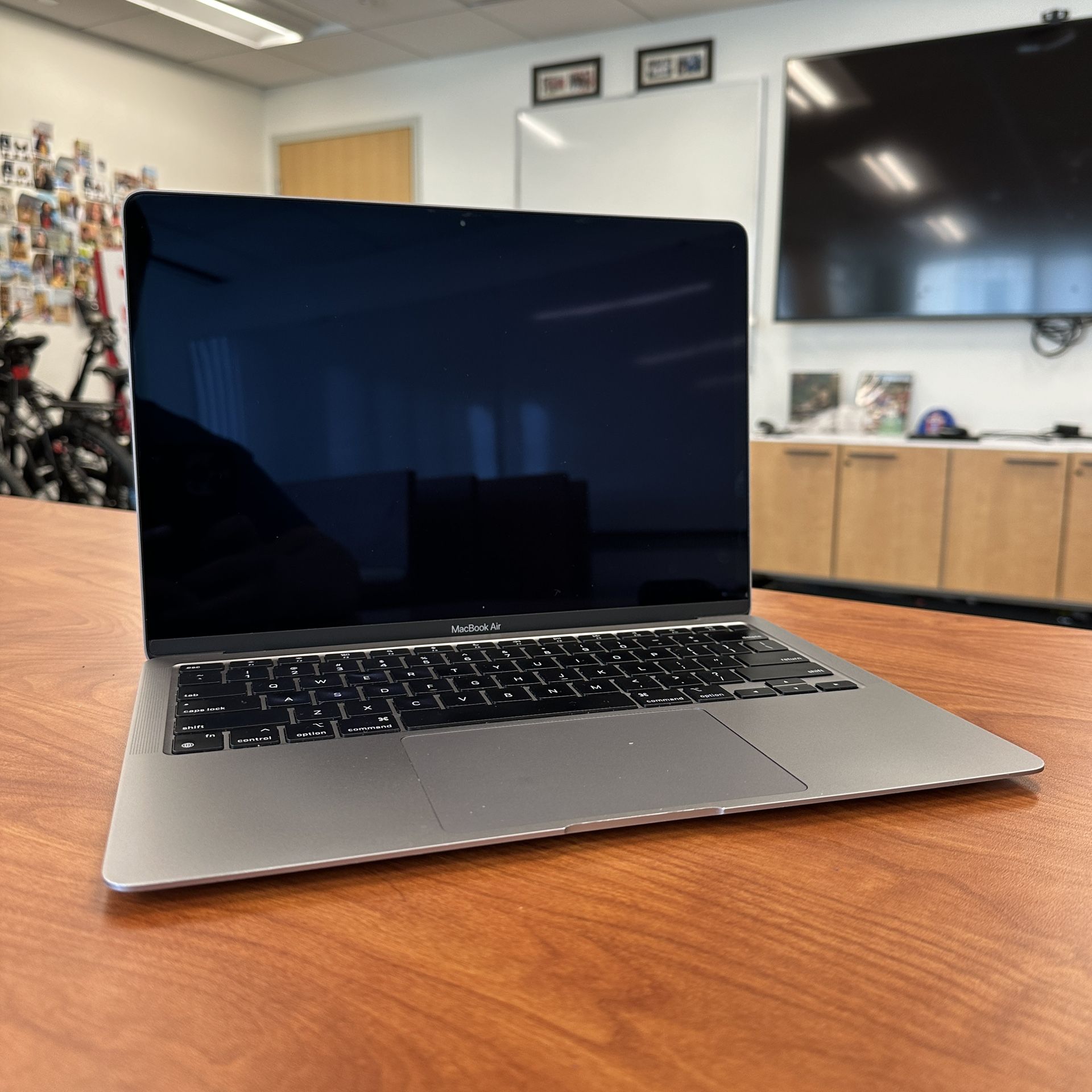 MacBook Air 13”’ M1 (Defective Screen)