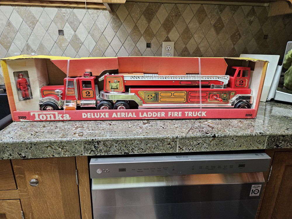 TONKA Deluxe Aerial Ladder Fire Truck