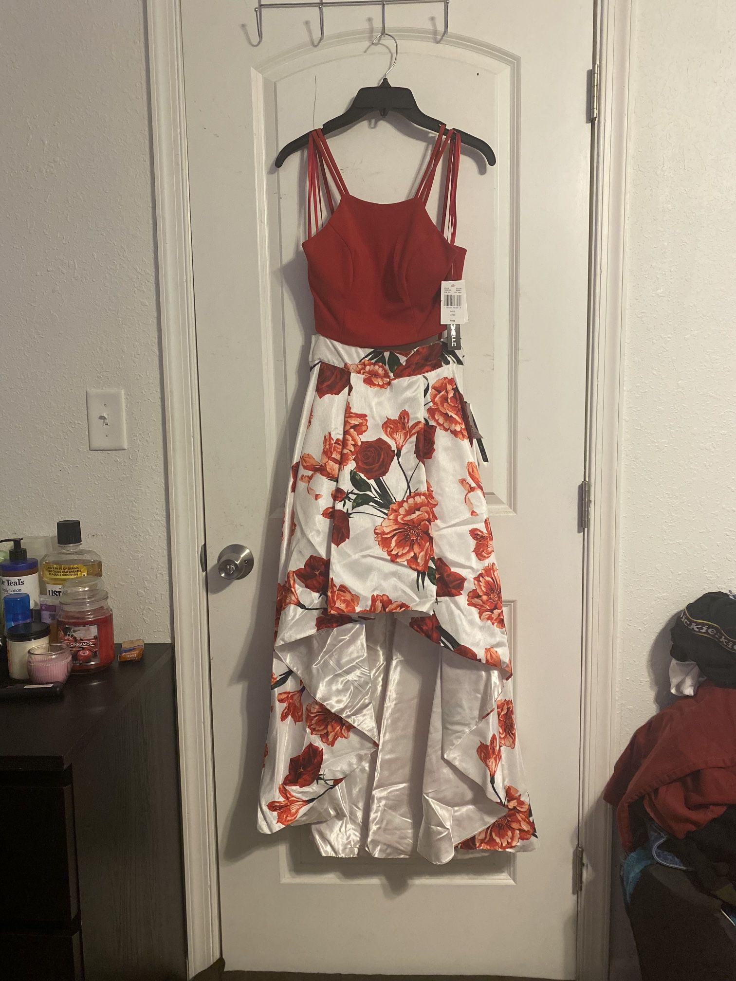 2 piece, Multi-color(mostly red and white), size 5