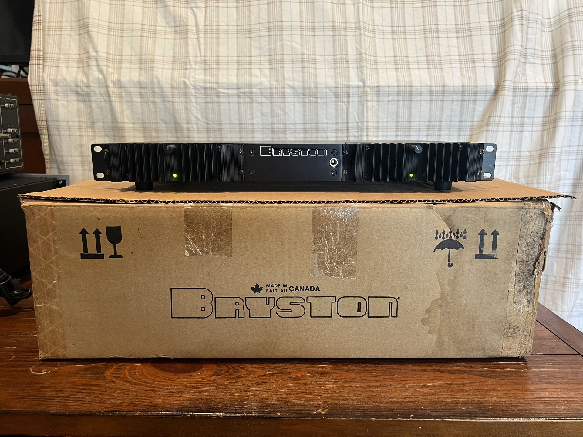 Bryston 2B-LP Dual Mono Power Amplifier rackmount, Perfect Condition