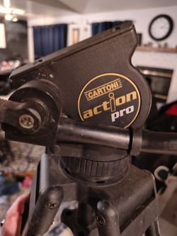 MOVING SALE THIS PRICE IS A BOTTOM LINE IT IS A BRAND NEW $600 TRIPOD FOR PROFESSIONAL USE I'D RATHER PUT IT IN STORAGE AND GIVE IT AWAY FOR ANY LESSO