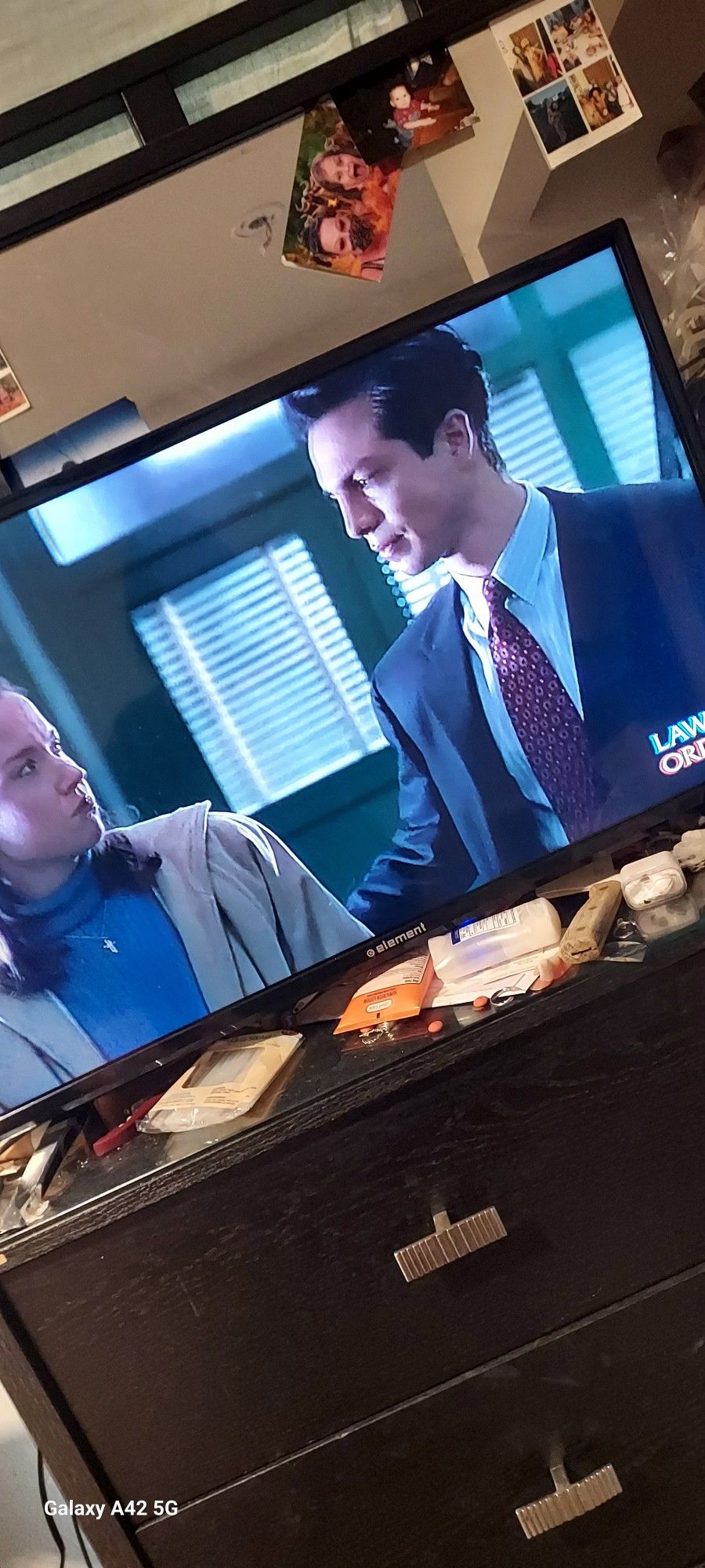 32in Element Flatscreen with roku & Remote