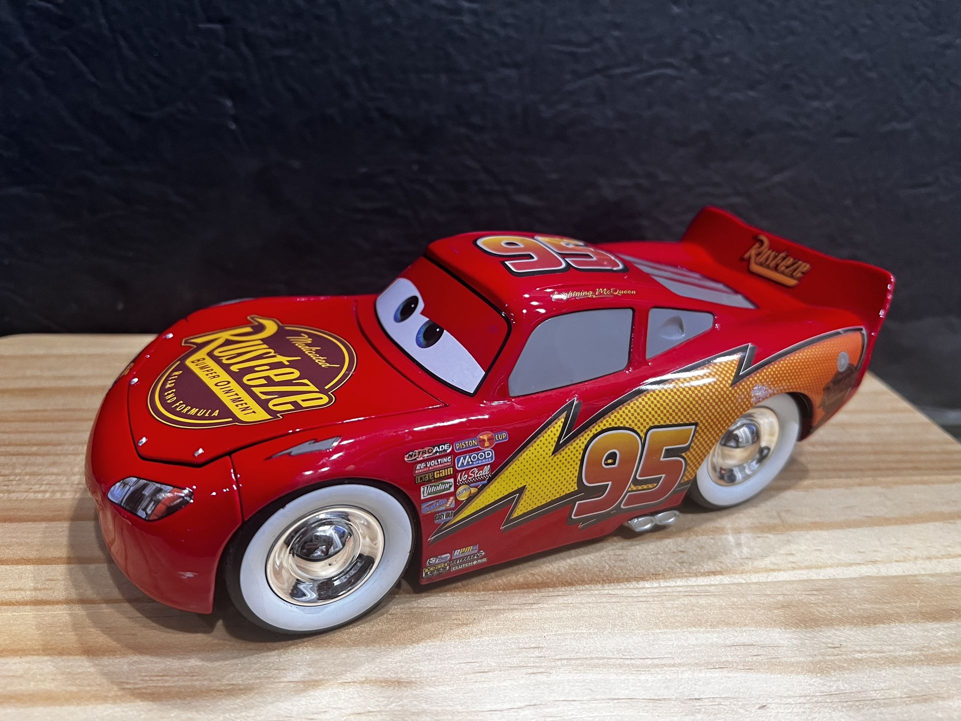 DISNEY PIXAR LIGHTNING MCQUEEN 1/24 (8 INCH ) DIECAST CAR! HOOD OPENS! SHINY EXCELLENT CONDITION WITH WHITEWALL TIRES