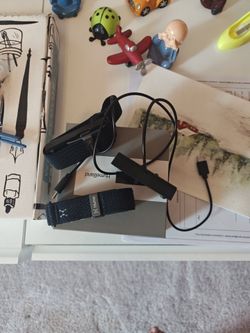 2 hume bands, chargers and 1 box included
