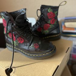 Dc. Marten Boots With Roses Size 5 Us. Used But In Good Condition 