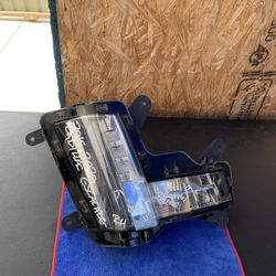 2015 2016 2017 2018 2019 2020 CADILLAC ESCALADE RIGHT SIDE FOG LIGHT (FOR PARTS ONLY) OEM USED 