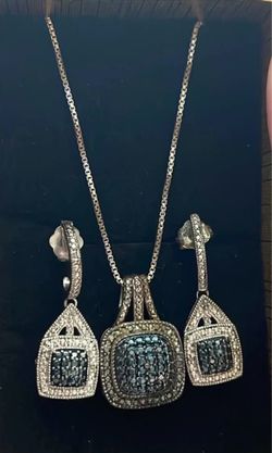 Set with white and blue diamonds