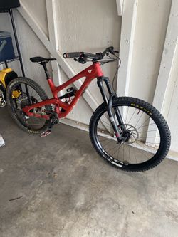 2019 YT CAPRA CF PRO / MEDIUM