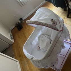 Minnie Mouse Bassinet With Music 