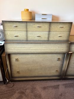 Mid Century Modern 4-Piece Bedroom Set