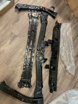 Hyundai Tucson Front Radiator Support Brackets Set - Brand New