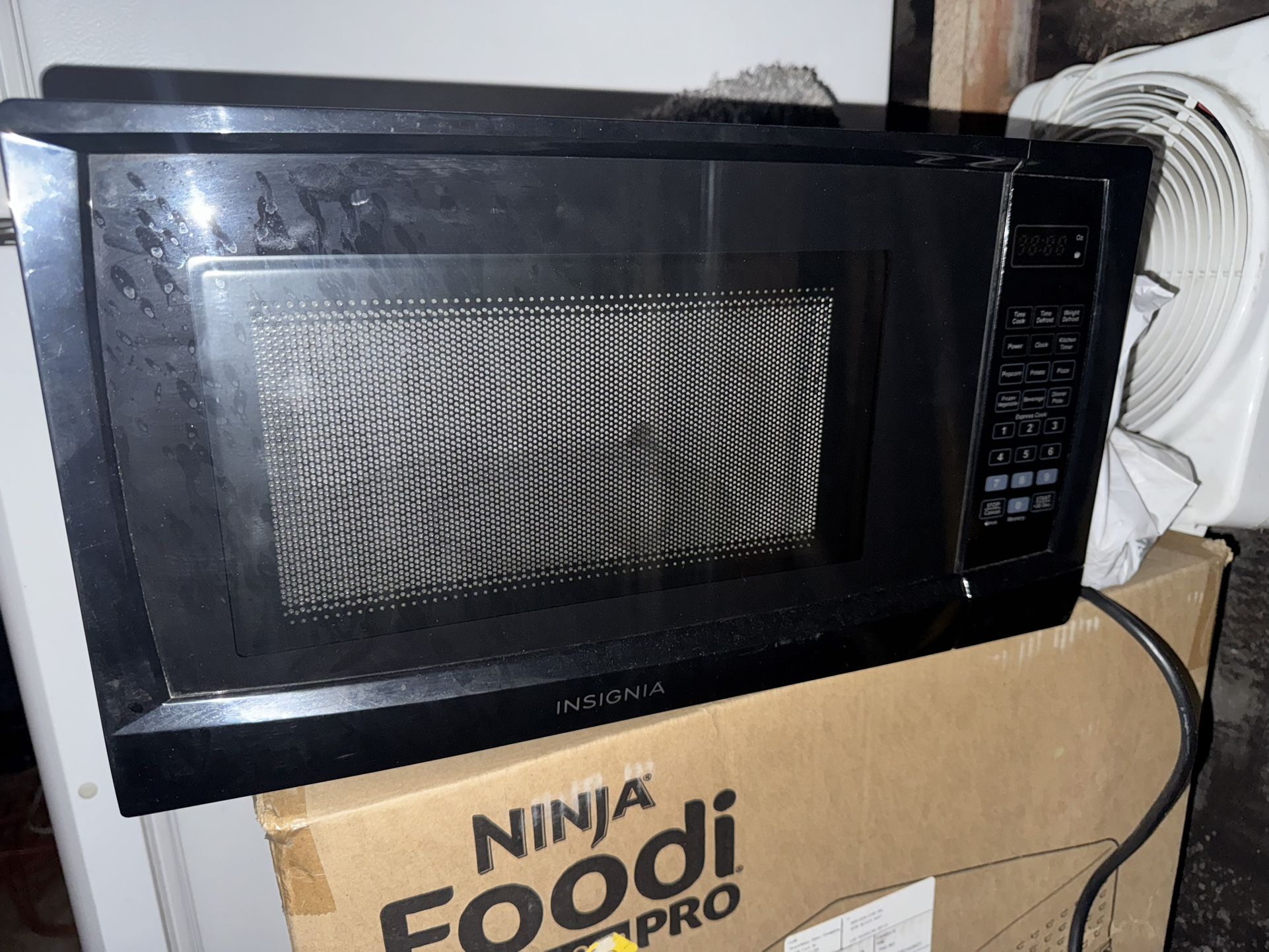 Insigniaâ„¢ - 0.7 Cu. Ft. Compact Microwave - Black
