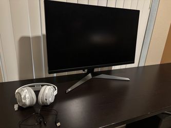 LG UltraGear gaming monitor/ Turtle Beach Stealth 500 headphones/ reclining gaming chair