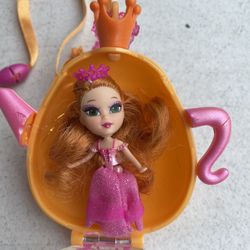 2007 Barbie Petite Mini Peek-a-Boo Doll in Teapot Case Pendant Necklace 