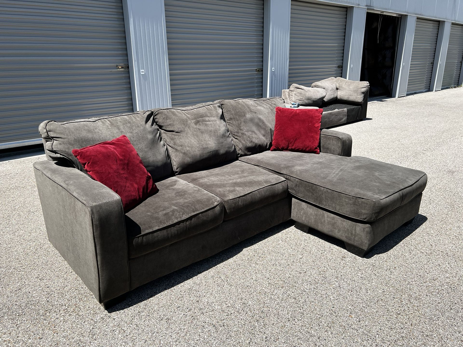 Beautiful Gray Reversible Sectional Couch! ***Free Delivery***