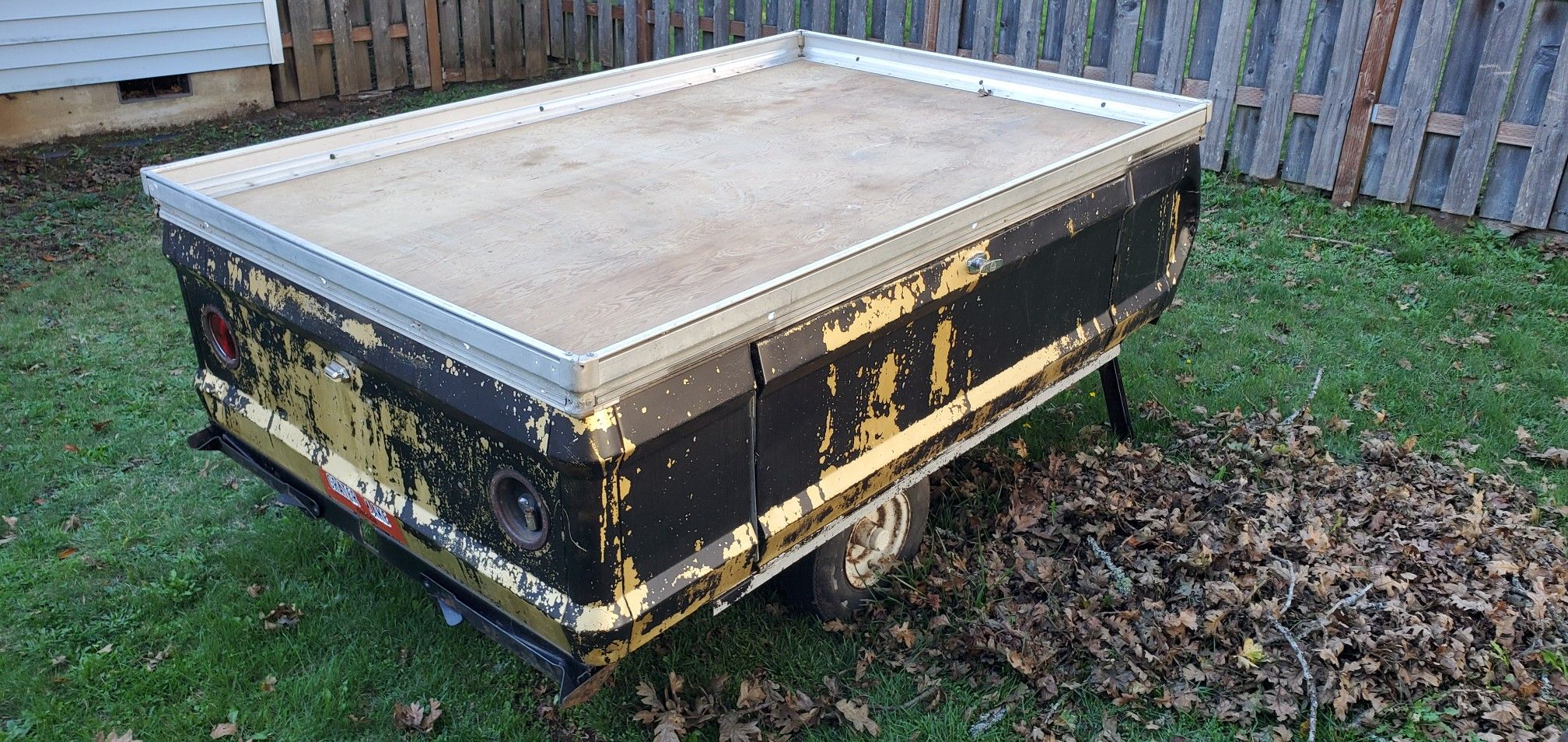 Single axle trailer.