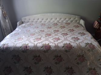 Queen Size Upholstered Bed Frame and Matress - Excelente Condition