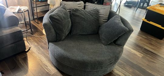 Jerome’s Pearson Swivel Chair