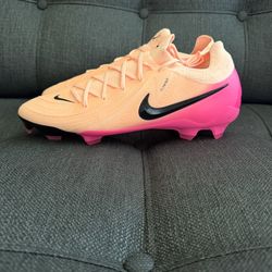 Nike Phantom soccer cleat Size M9/W10.5