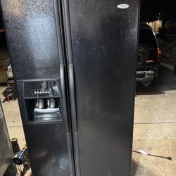  Black Whirlpool SidebySide Refrigerator Energy Star Ice/Water dispenser 