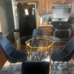 Newish Dinning Room Table Set. 