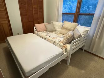 Kodiak Furniture Twin to King Size white wood Daybed with Trundle with mattress super clean