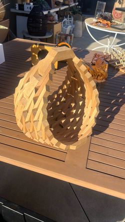 Geometric interlocking wood basket