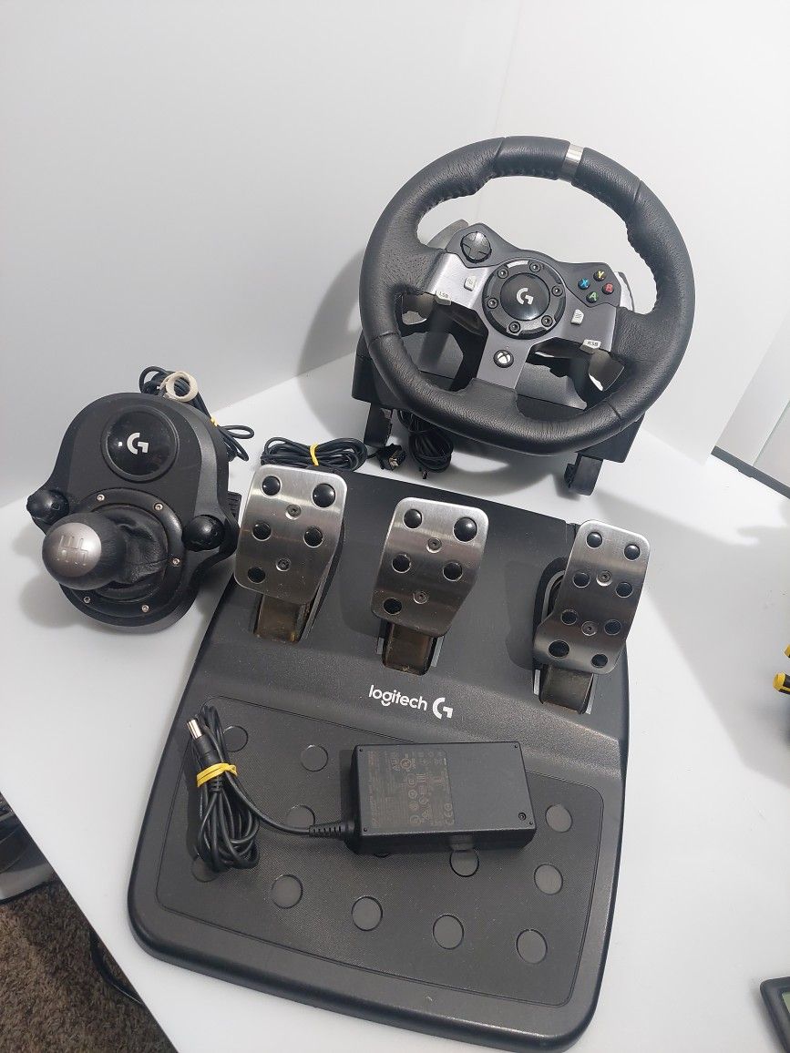 Logitech G920 Xbox Racing Wheel Pedals And Shifter (Xbox/PC) Barely Used