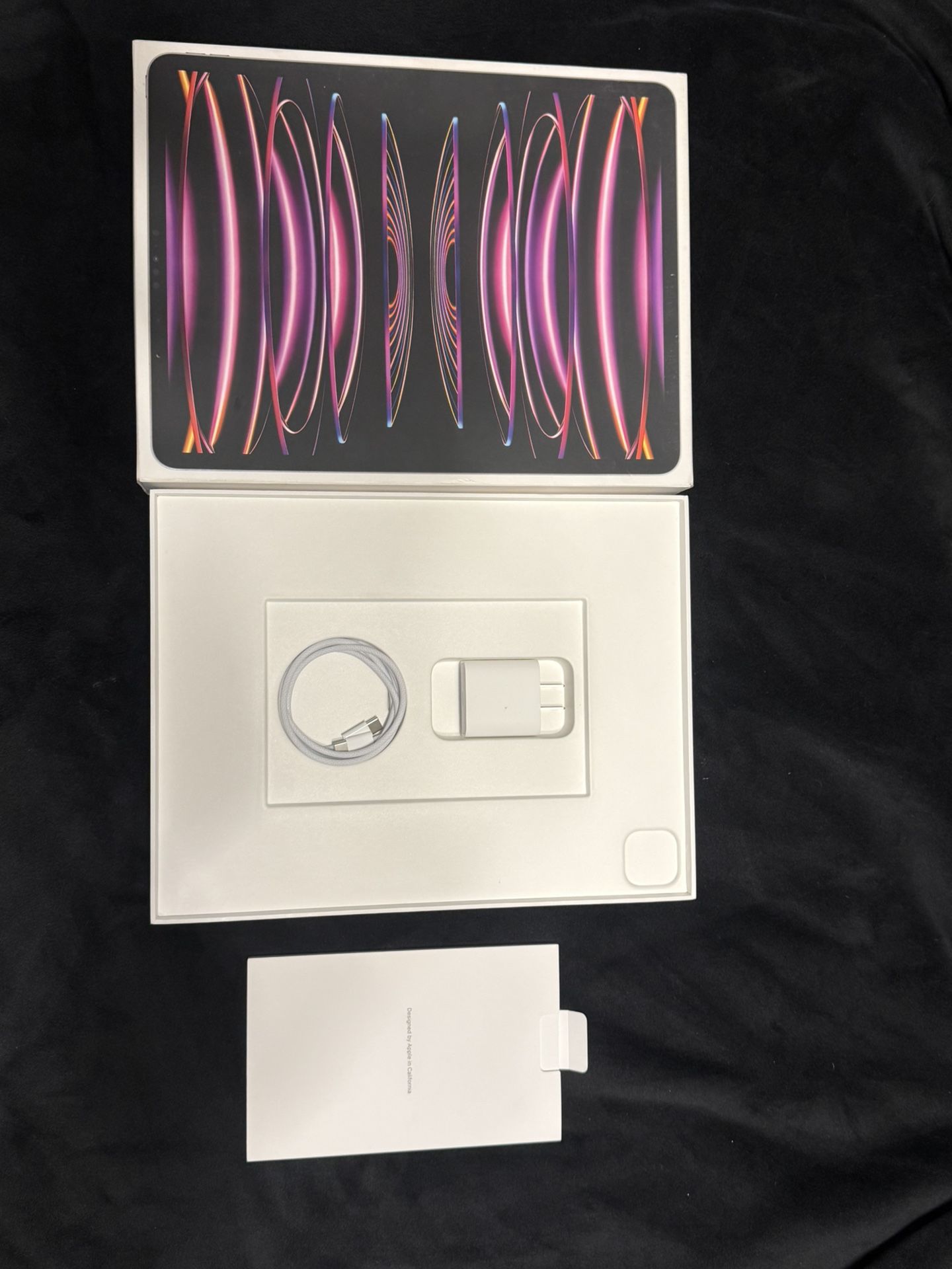 Apple iPad Pro 12.9-inch 6th Gen 2TB Space Grey WiFi that comes with accessories