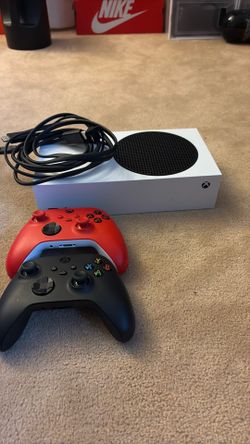Xbox series S and Xbox controller
