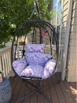 Swinging patio chair