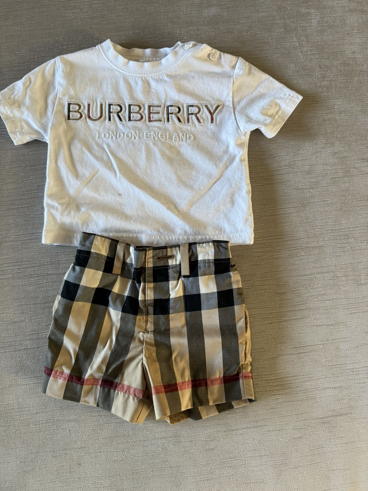 Burberry tee And Shorts Sz Baby 6M