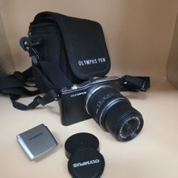 Near Mint Olympus Pen Mini E-PM1 Camera 14 - 42 mm Lens | Excellent With Charger