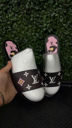 Women’s black and pink sandals