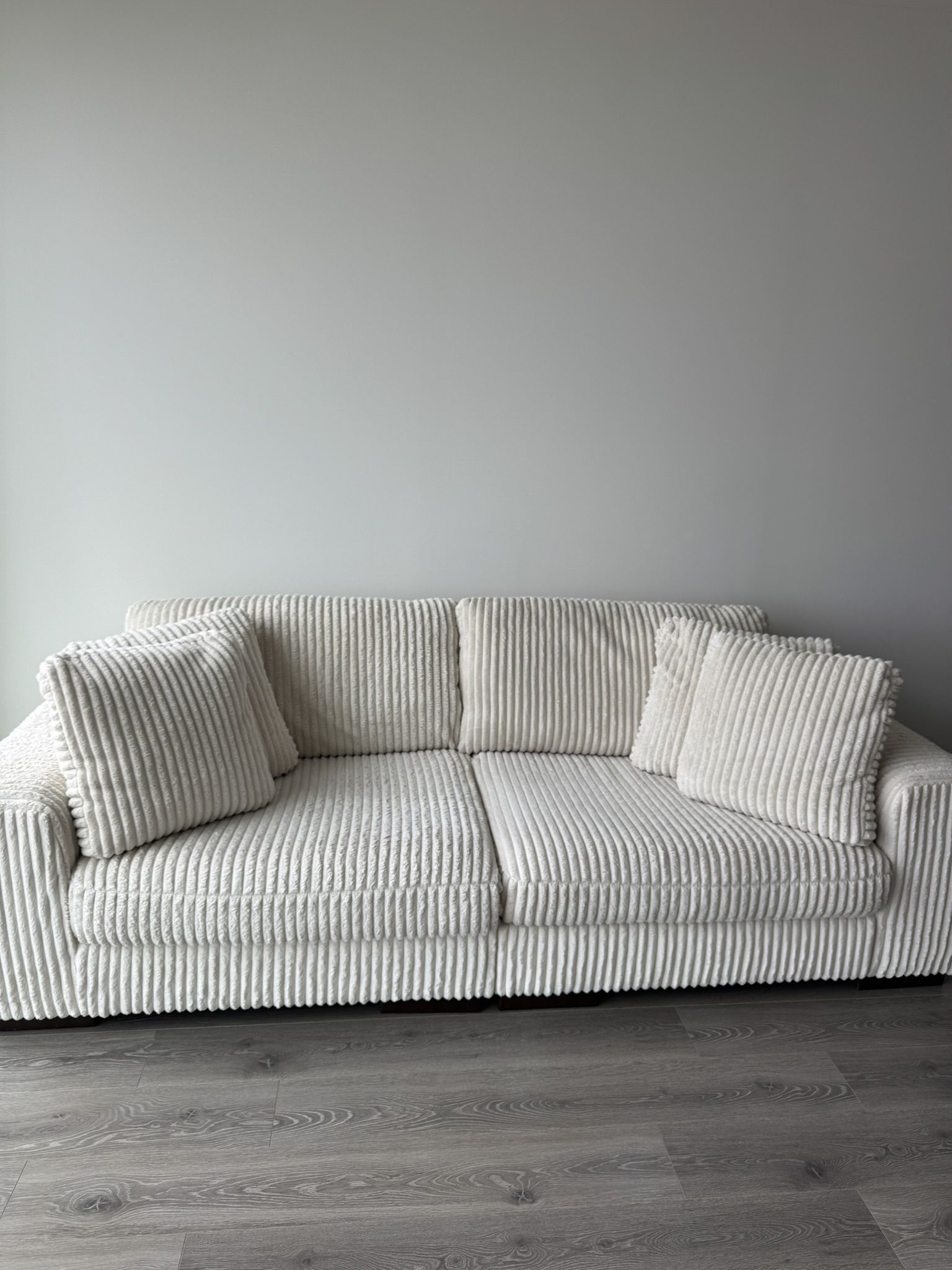 Lindyn Loveseat sofa