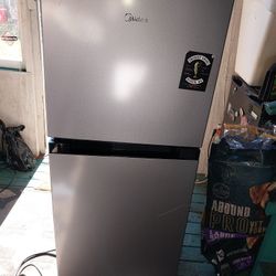 Midea 4.5 cFT Medium Fridge