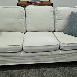 Slip  Cover Couch In Excellent Condition 
