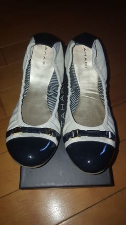 Tahari flats size 9.5 ivory/indigo blue