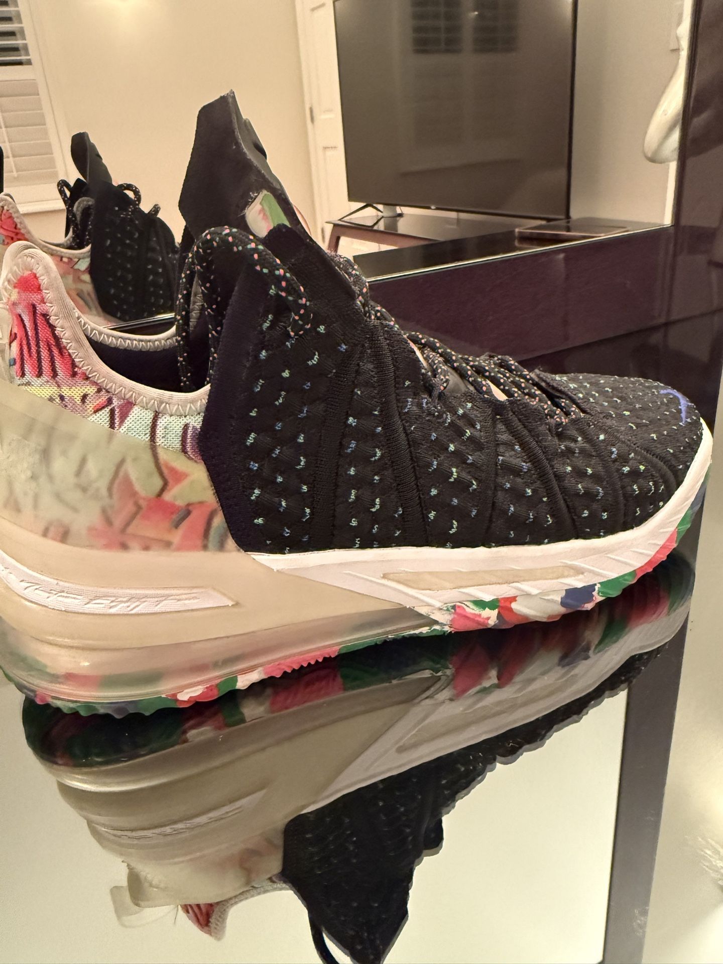 NIKE LEBRON JAMES 18