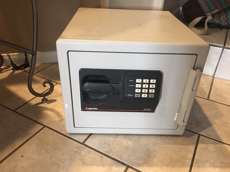 SENTRY S0500 FIRE PROOF KEYPAD ENTRY SAFE
