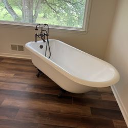 Claw Foot Tub (in Excellent Condition)