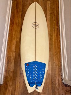 5'4 Surfboard *Fins and leash included*