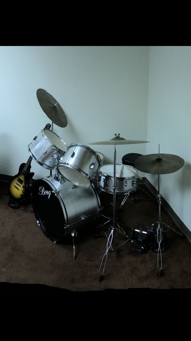 Borg 12 Piece Drum set. 