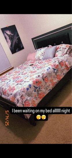 Queen sized bed with mirror