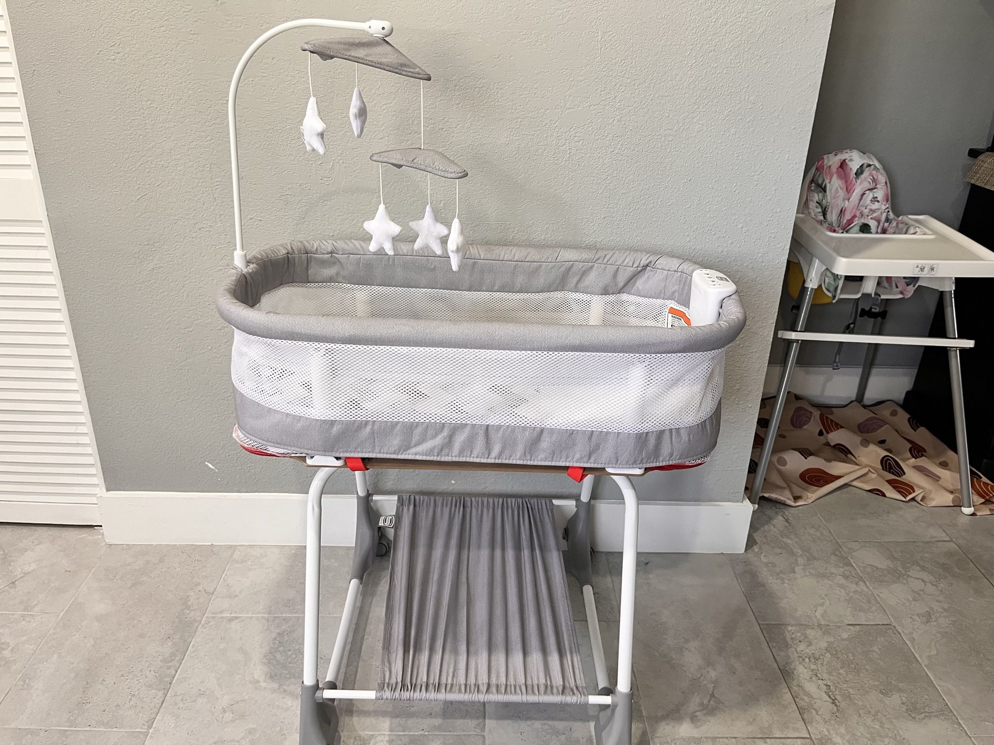 Simmons kids shooting star rocking bassinet with airflow mesh for