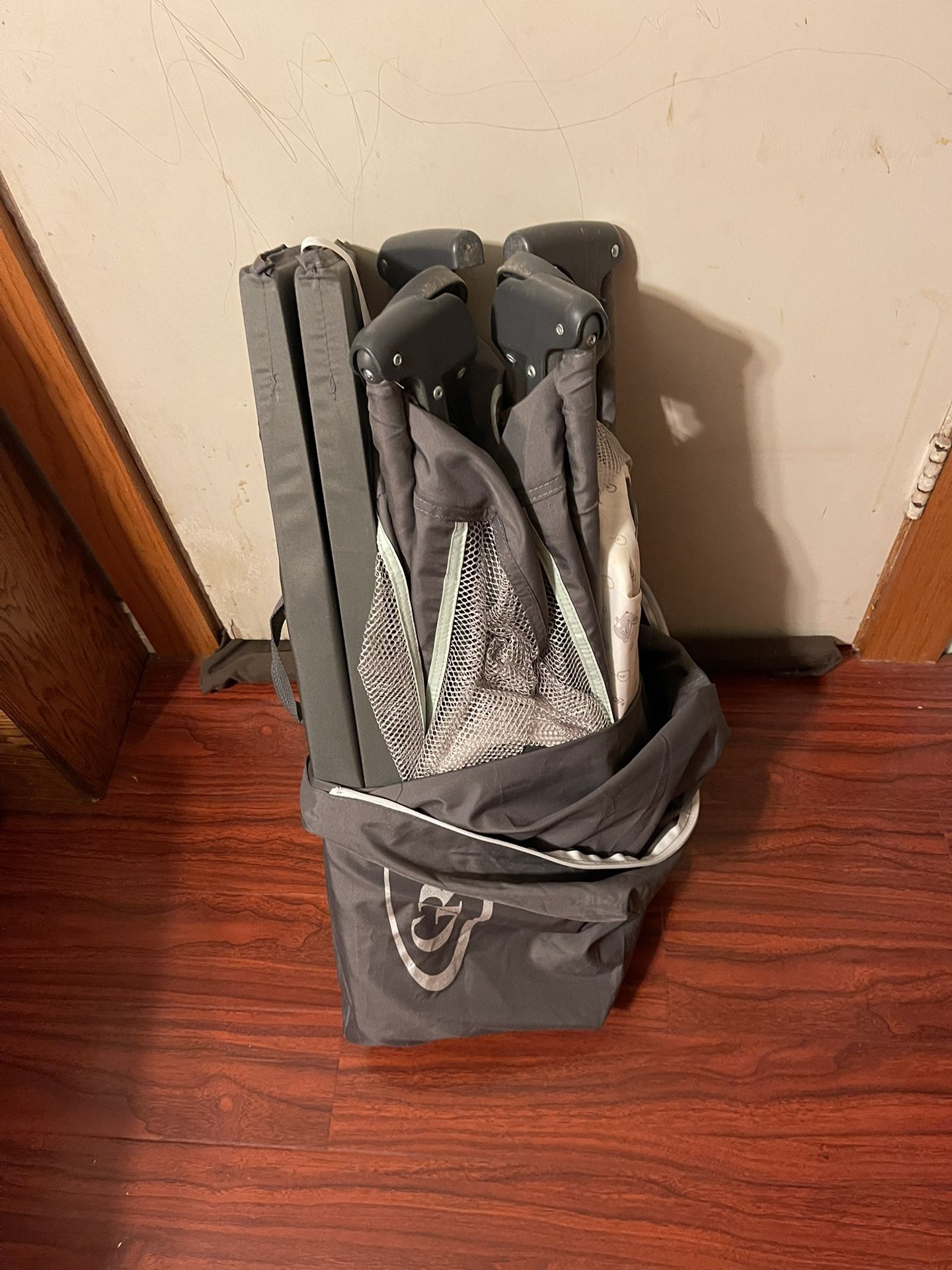Graco pack n play lightweight portable TRAVEL