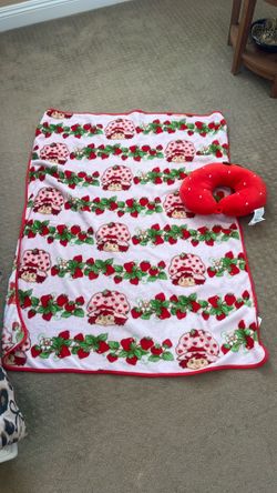 Strawberry 🍓 shortcake set blanket and neck pillow new rare