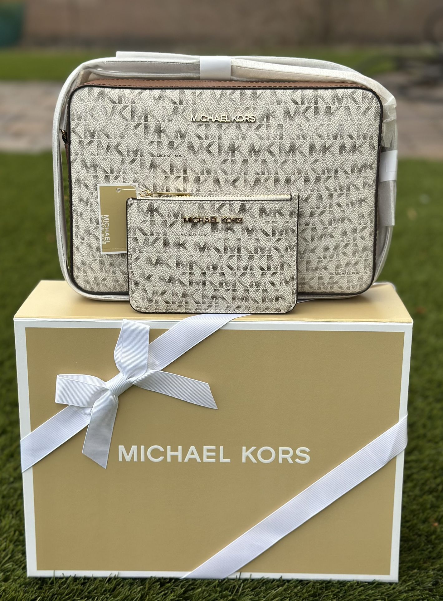 Michael Kors Jet Set Crossbody with Card Holder, NWT in gift box/Nuevas en caja de regalo